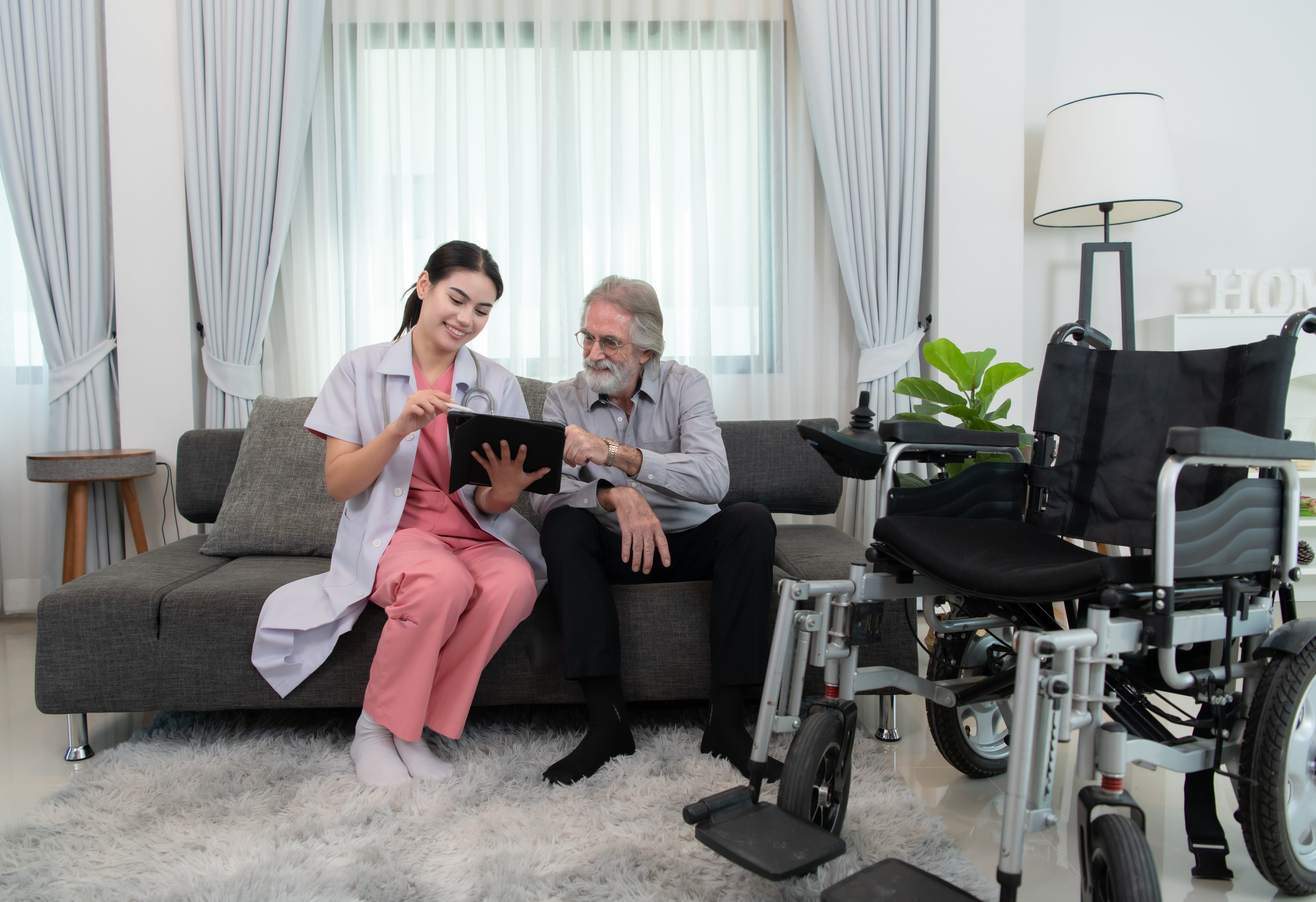 Caregiver for an elderly man Weekly check-ups at the patient's